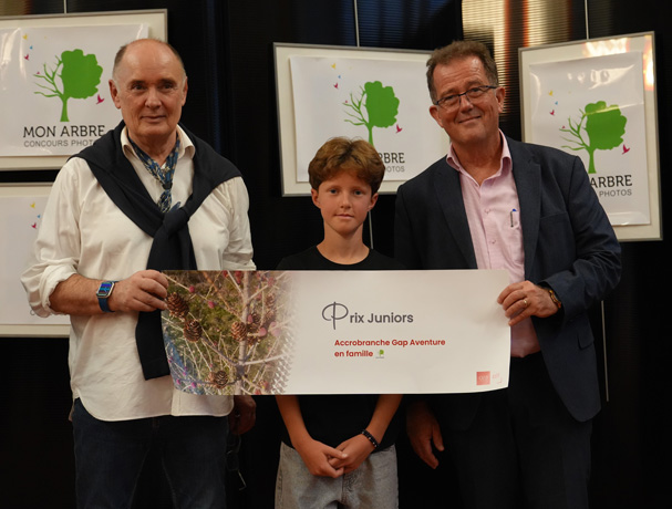 Marc Féraud, élu de la ville d'Aix-en-Provence et Fabrice Raynal, directeur de l'Agence ITER France aux côtés de Joakim, lauréat du Prix Juniors 2026