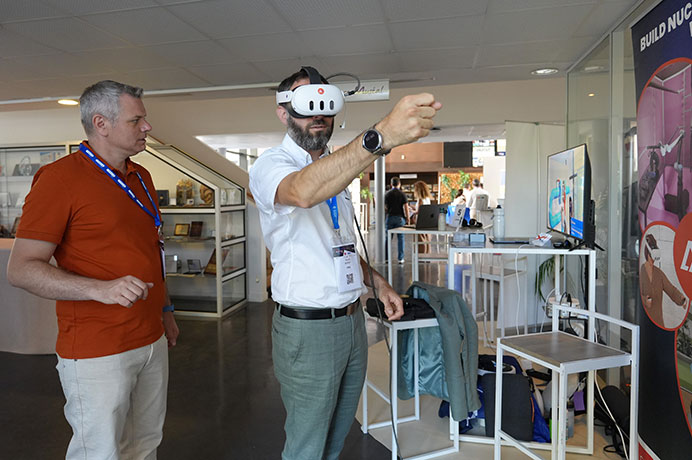 Démonstration en réalité augmentée sur le stand Atom XR du Village des Solutions des Rencontres ITER 2026